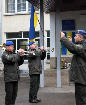 На фасаді Ліцею № 10 відкрили дві анотаційні дошки полеглим Героям - Андрію Чепілю та Олегу Паркулабу.